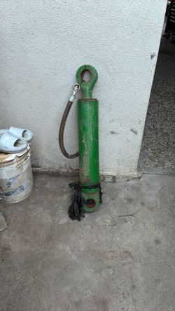 John Deer Hydraulic Ram