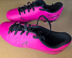 Nike Tiempo U.S 4.5 Youth Girls Soccer/Football Cleats. Excellent Condition.
