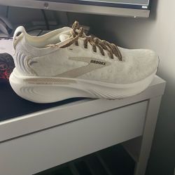 Brooks Woman Running Shoes Size 6