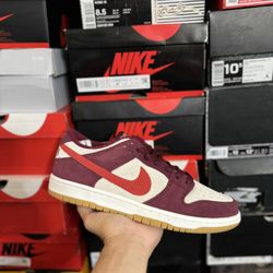 DS Nike SB Dunk Low Skate Like A Girl size 9.5