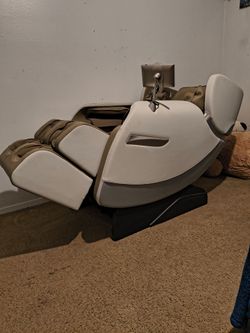 Zero gravity massage chair