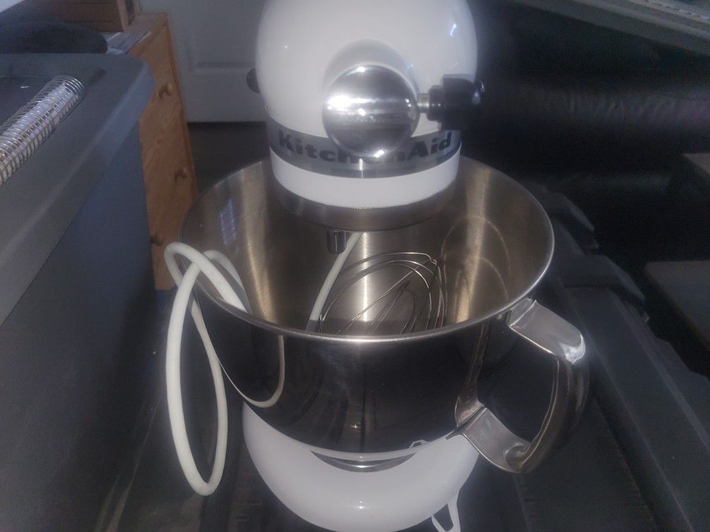 Kitchenaid Artisan Mixer In White. 