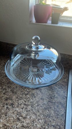 Cake stand with lid