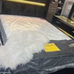 Bedroom Set Queen 4 Pc 😍