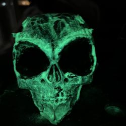 Alien Skull - Glow In The Dark