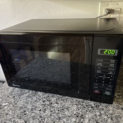 Magic Chef HMM770B2 700 Watt Microwave