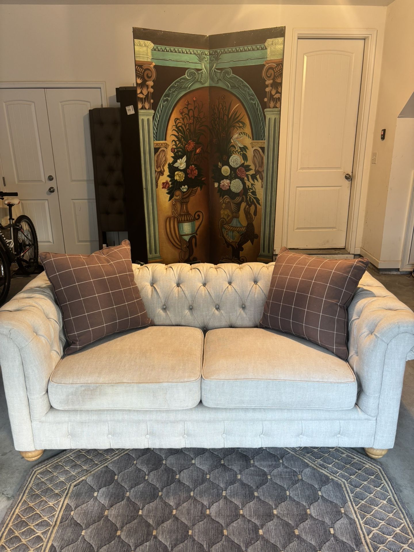Free delivery 🛋️ Chesterfield Style Tufted Sofa – Light Beige Linen (Includes Pillows!)