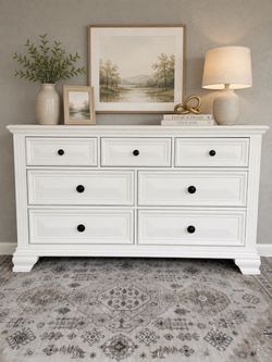 Gorgeous solid wood white 7 drawer dresser