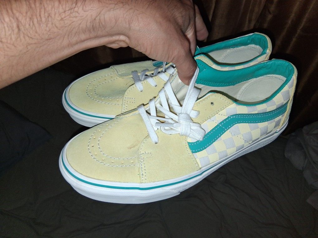 vans size 10.5 shoes 50 dollar each cada una 