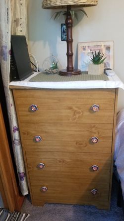 4 drawer wood dresser (with or without decorative knobs)(*read ad details first please)