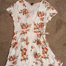 White Dress With Rose Design. Size XL. Knee Length.