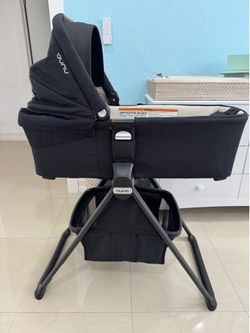 Nuna Mixx series bassinet with stand