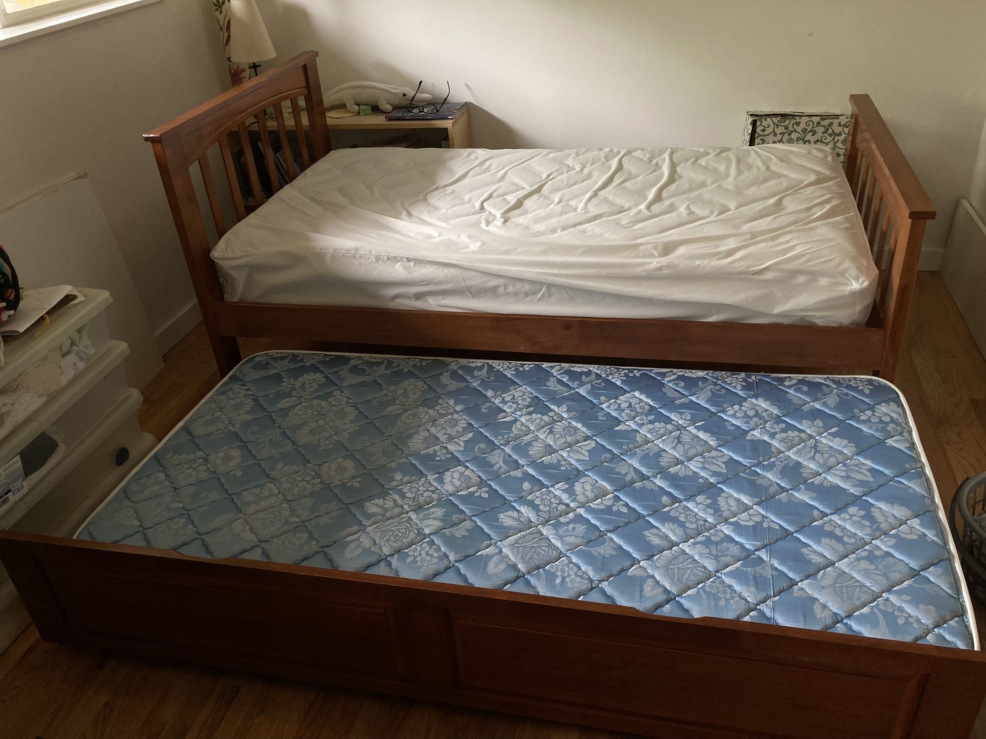 Twin Size Trundle Bed With Two Twin Mattresses 