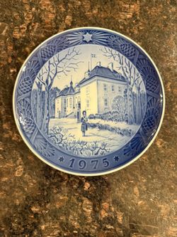 Vintage Royal Copenhagen Christmas Plate 1975 The Queen's Christmas Residence