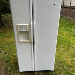 GE -Adora Refrigerator/Freezer!