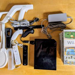 Huge Wii Bundle w 12 games and accessories