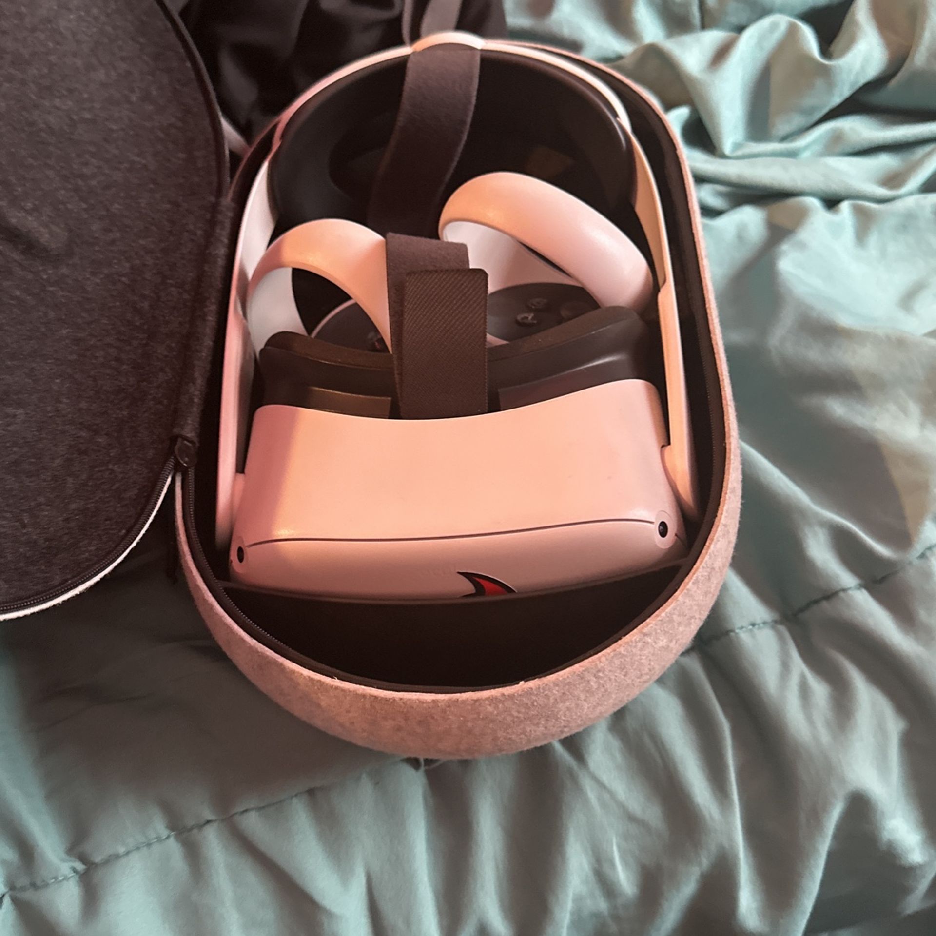 PERFECT Condition 2023 Oculus Quest 2