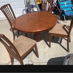 Round Oak 40” Width-  Great Condition. 4 Chairs