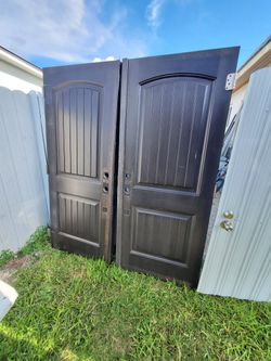 Puerta Doble Con Su Marco De Exterior