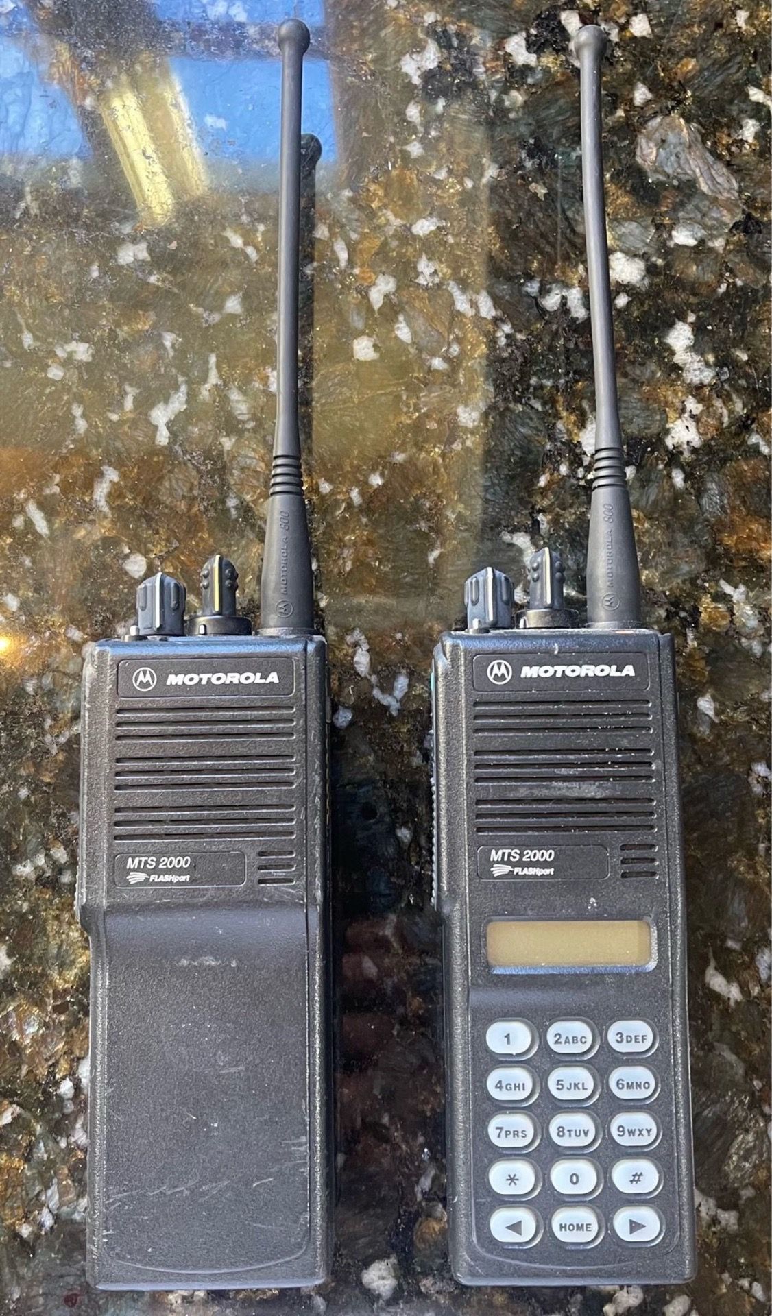 Motorola MTS 2000 Flashport Handie-Talkie FM Radio & charger