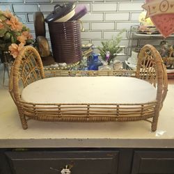 SMALL CAT OR DOG BED    18IN LONG 