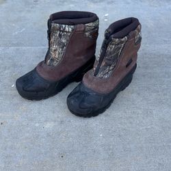 Boys Size 6 snow boots