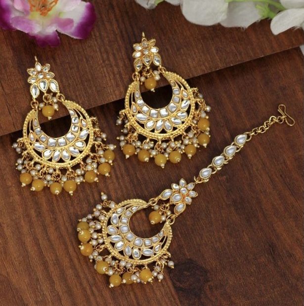 Gorgeous Chandelier Earrings With Manng Tikka 