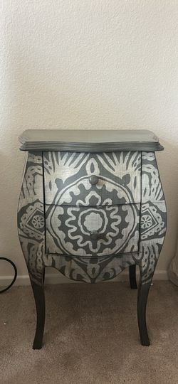 2 nightstands