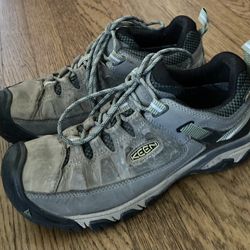 WOMENS KEEN HIKING SHOES