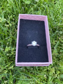 VVS1 Moissanite Engagement Ring