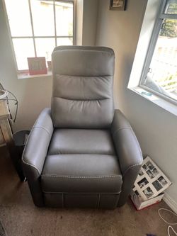 Reclining leather chair. Great condition!