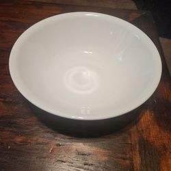 Vintage large winter frist white Correlle serving bowl...10 inches in diameter...no chips...buy it for $10.00 each

2 available