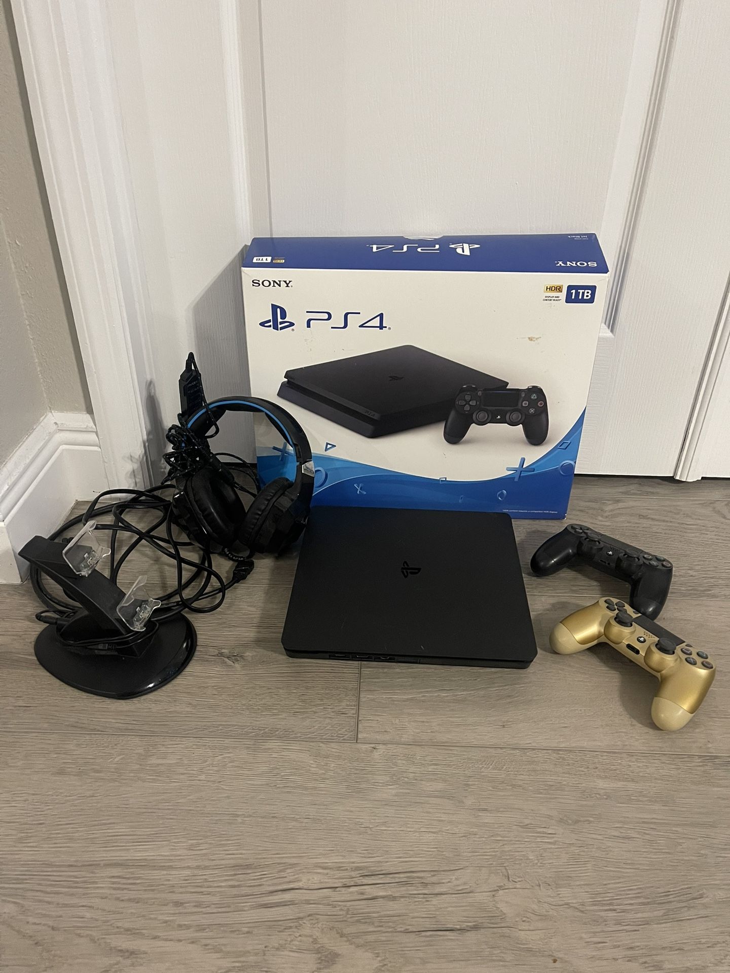 SONY PLAYSTATION 4 SLIM CONSOLE 1TB - Black