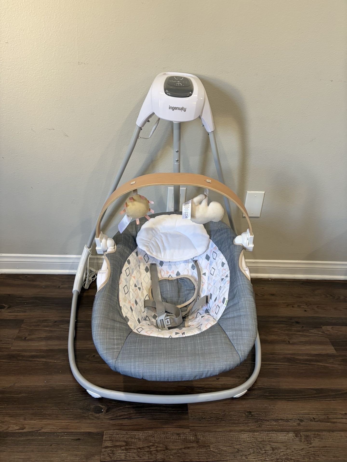 Ingenuity Simple Comfort Compact Swing with Wood Toy Bar