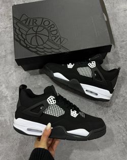 Jordan 4’s White thunder