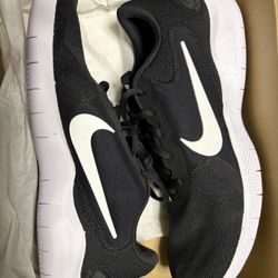 BRAND NEW Nike Flex experience Size 9