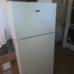 Refrigerator freezer hotpoint working great no dents no scratches