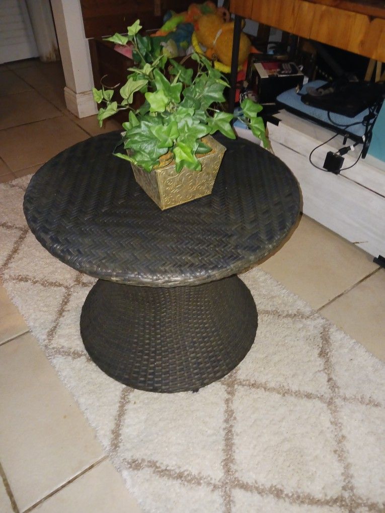 BY FRONTGATE gorgeous Patio Table 28inwd Great Condition Lite Weight 25 Firm