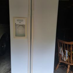 Refrigerator  GE GSS25GGPWW