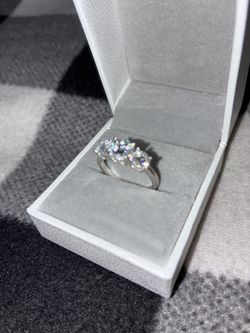 3 Head Diamond Ring Size 8
