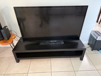 Living room / tv table