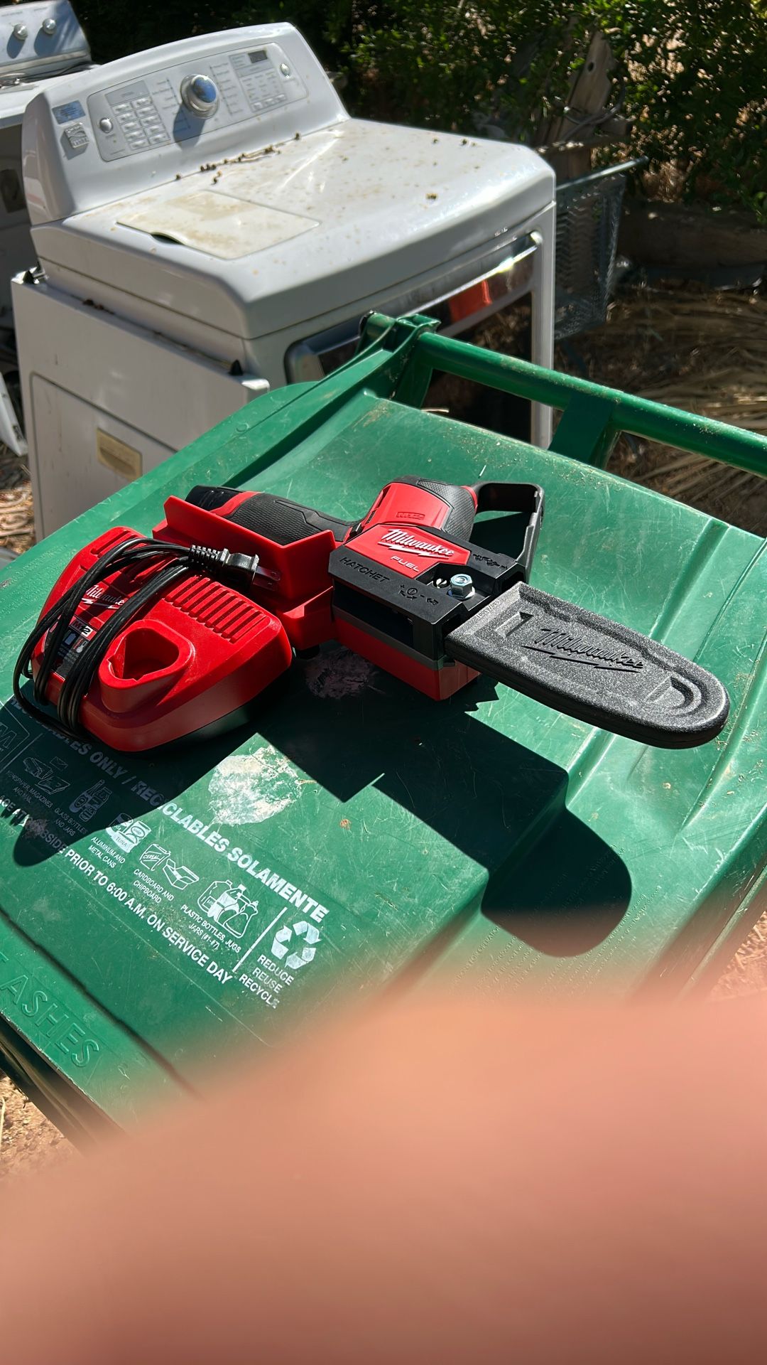 Milwaukee 6” Chainsaw Fuel Battery And Charger