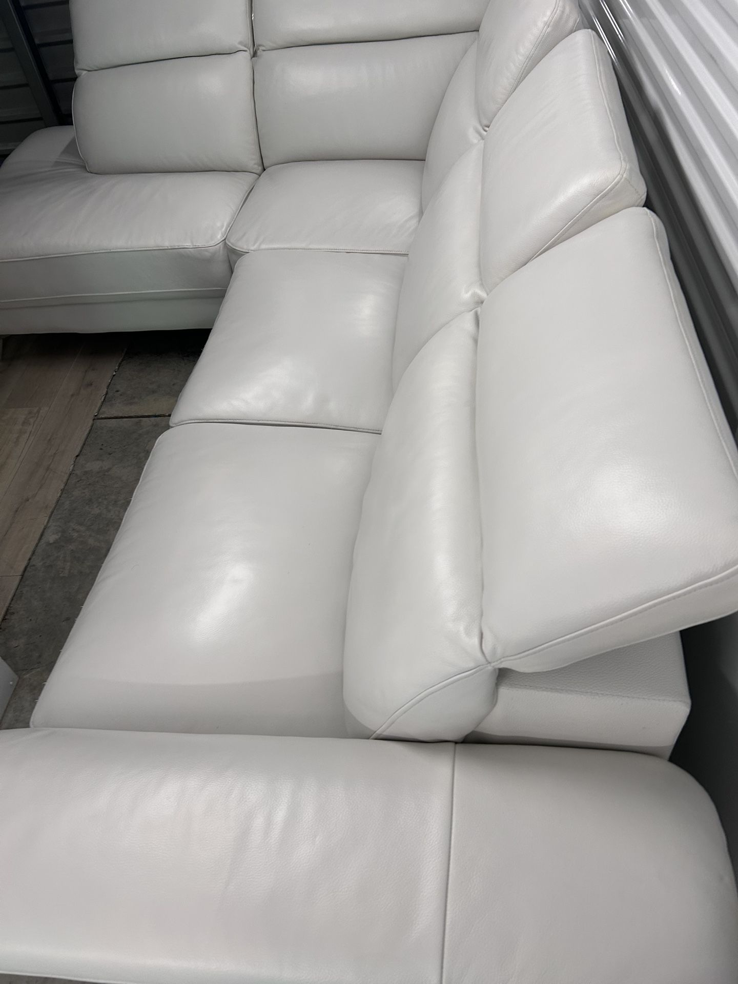 SECTIONAL GENUINE LEATHER RECLINER ELECTRIC WHITE COLOR.. DELIVERY ๐ฅ๐SERVICE AVAILABLE ๐ฅโ
๐