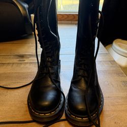 Doc Martins 14 hole women’s size 7 boots