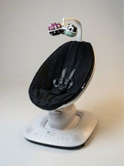 4moms mamaRoo 5 Bluetooth Baby Swing + Mobile + Adapter