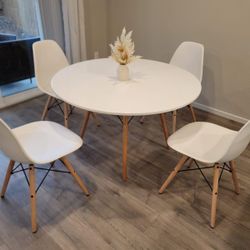 Round White Table(D42") and 4 White Chairs 