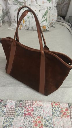   Hand  Bag. AMERAI   $75. TOYATA. 2009.    RAV4 . 0nly 119 Mile$  $8 500 