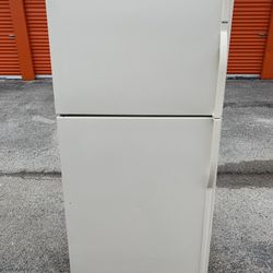 33" Roper White Top and Bottom Refrigerator. 100% FULLY WORKING! 