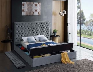 Tufted Queen Gray platform bed