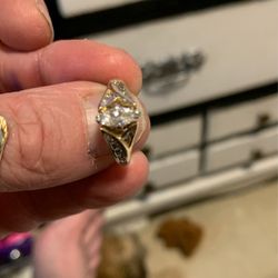 Diamond And 18 Kt Gold Ring